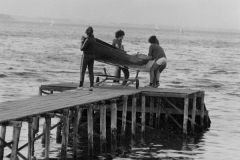 1971 - det er så lavvandet, at bådene må løftes i vandet..